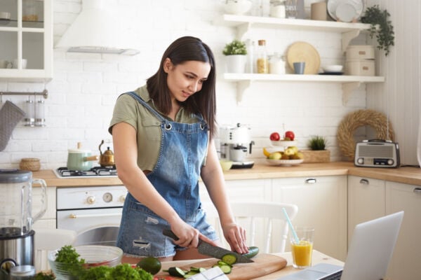 Women preparing vegetables for hernia diet