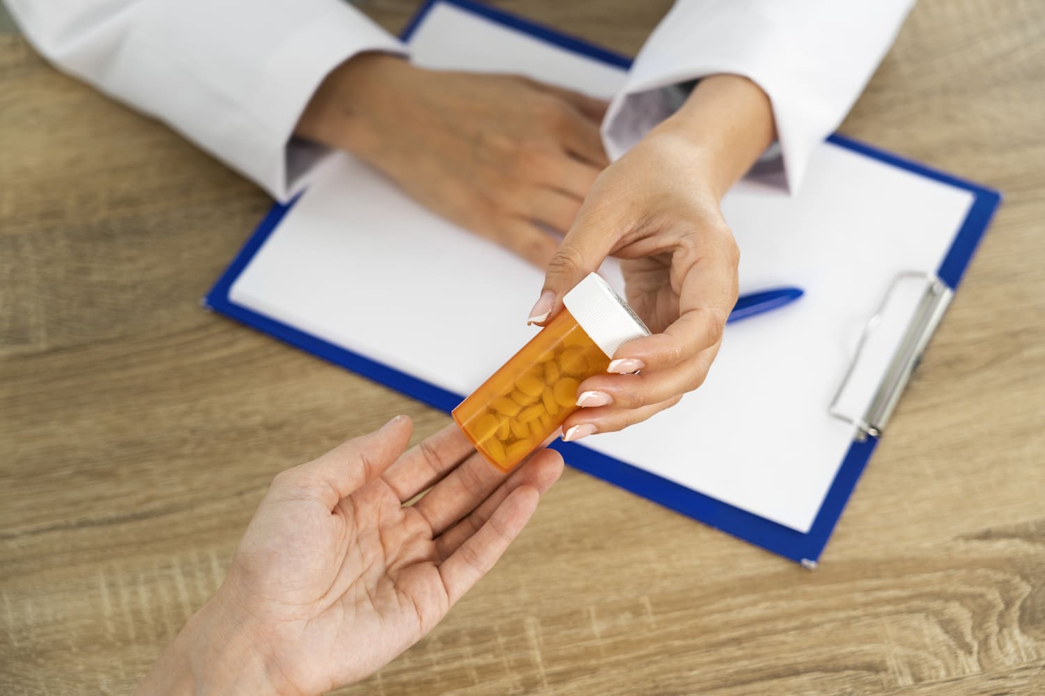 Doctor giving patient a gastroparesis medicine