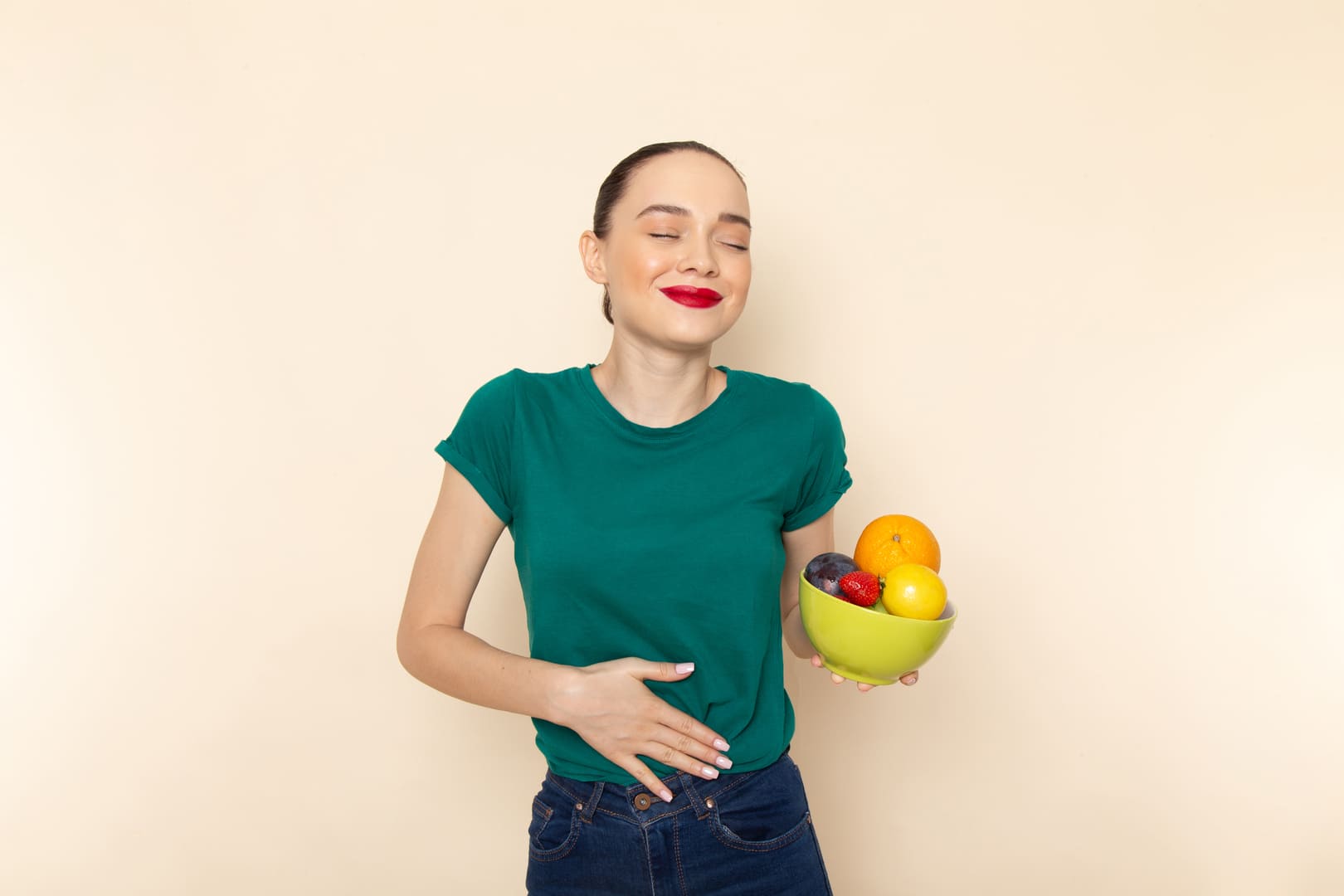 Women with gastroparesis holding bowl of fruit
