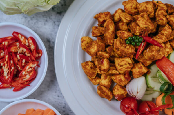 Fried chicken with chili, tomato and fresh pepper