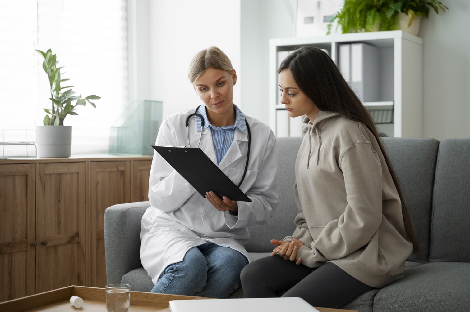 Doctor explaining heartburn to a patient