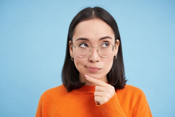 Woman with heartburn and gallstone wondering