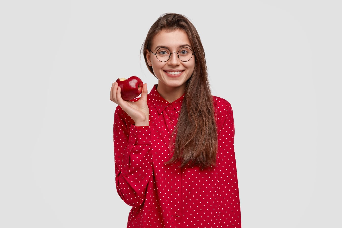 Women with gerd holding a bitten apple