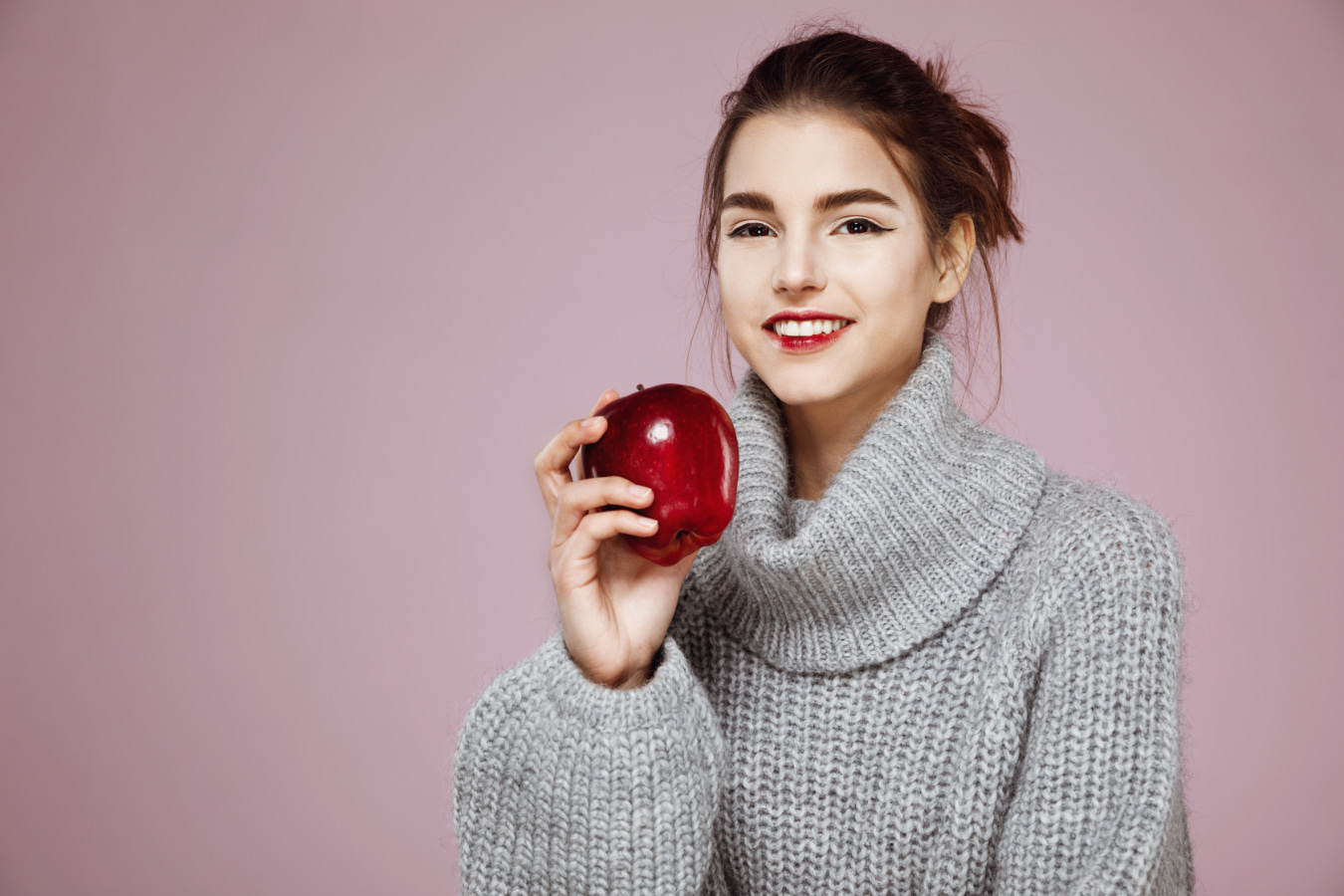 Women with heartburn holding an apple