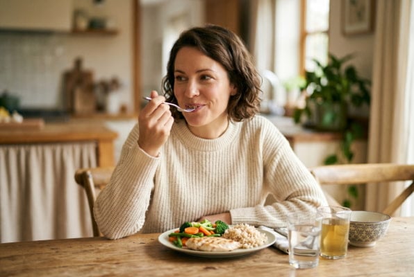 Eating slowly to prevent hiatal hernia flare-ups