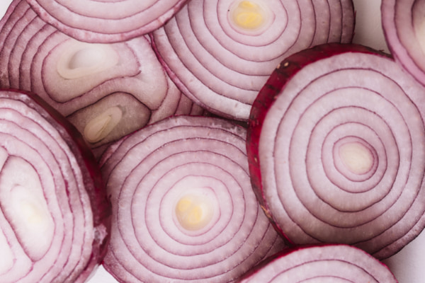 Sliced of onion that triggers heartburn