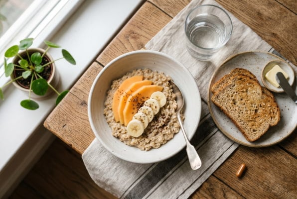 Taking vitamin C supplement with reflux-safe breakfast