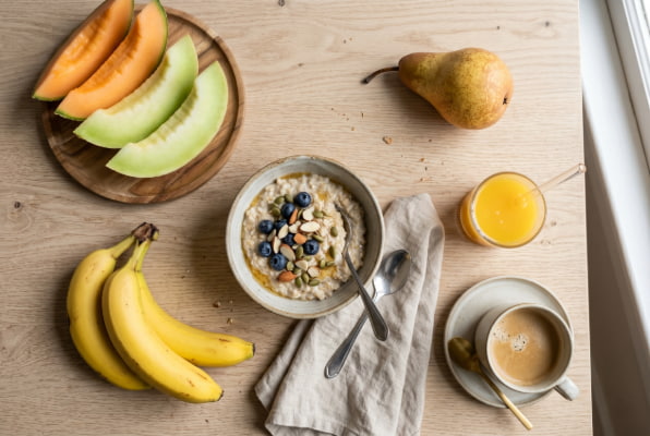 Bananas, melon, oatmeal, and pear as low-acid foods generally safe for acid reflux