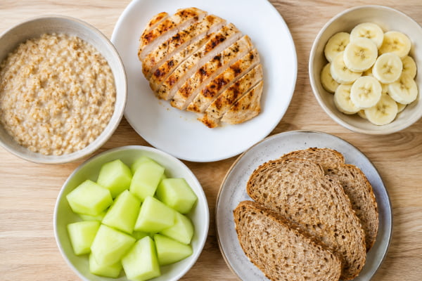 Reflux-friendly foods including oatmeal, bananas, and grilled lean meat