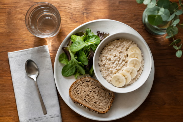 Reflux-friendly foods like oatmeal and greens to help prevent acid reflux headaches