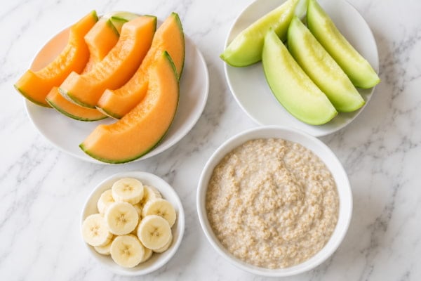 Cantaloupe, honeydew, bananas and oatmeal, low-acid foods recommended for a reflux diet