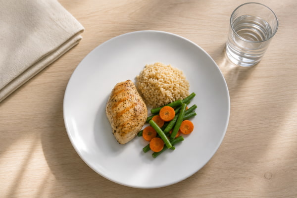 Reflux-friendly plate of grilled chicken, brown rice and green beans to prevent Ozempic heartburn