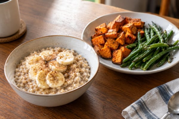 High-fiber oatmeal and vegetables that help fight acid reflux symptoms